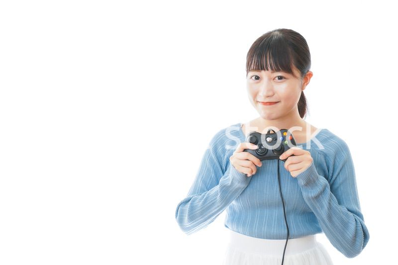 テレビゲームをプレイする若い女性