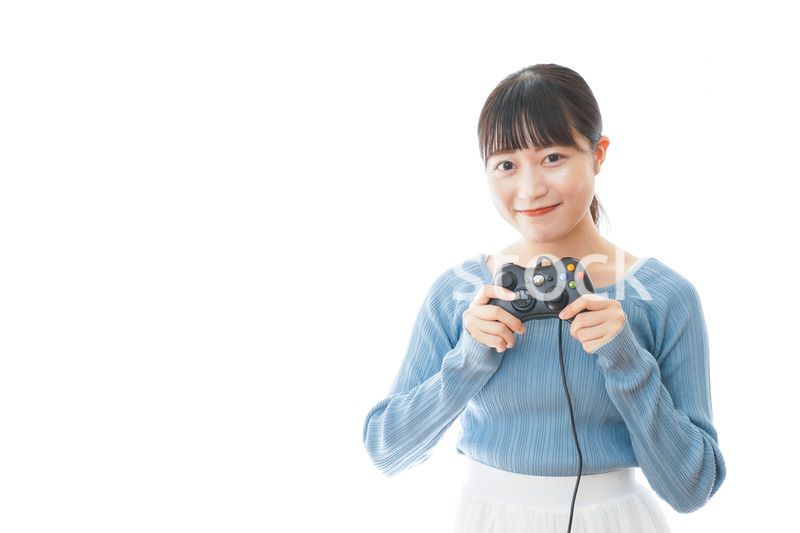 テレビゲームをプレイする若い女性