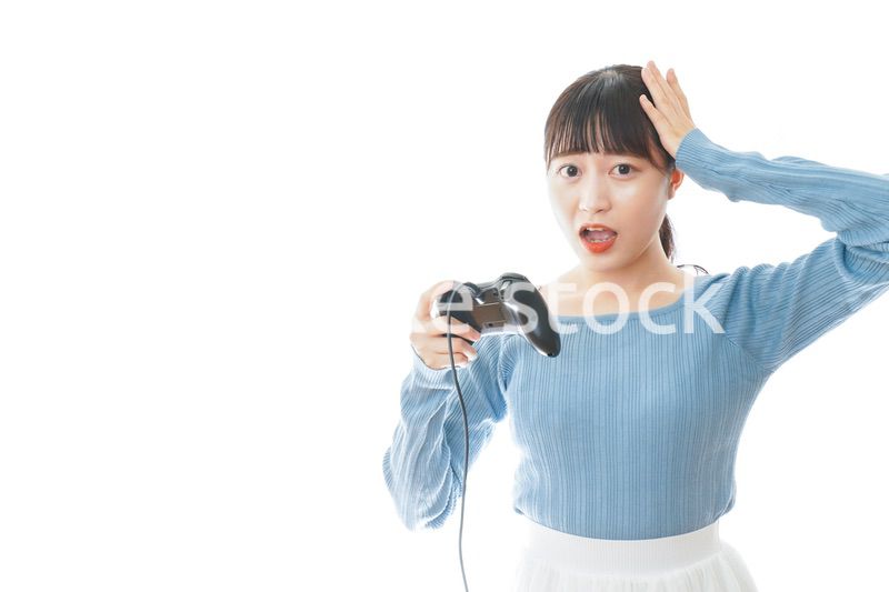 テレビゲームをプレイする若い女性