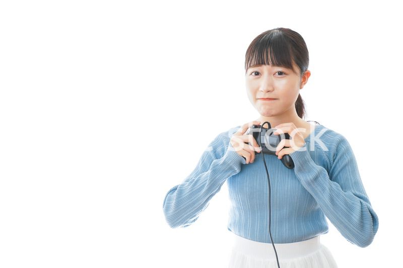 テレビゲームをプレイする若い女性