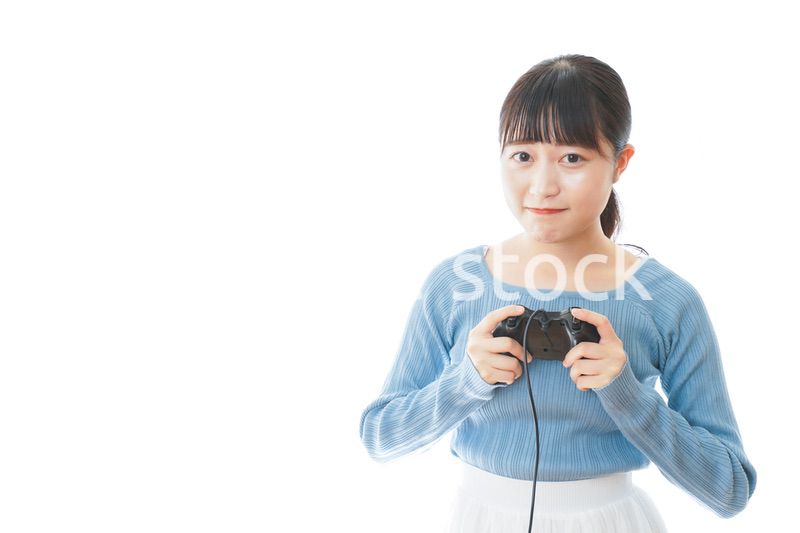 テレビゲームをプレイする若い女性