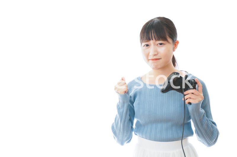 テレビゲームをプレイする若い女性