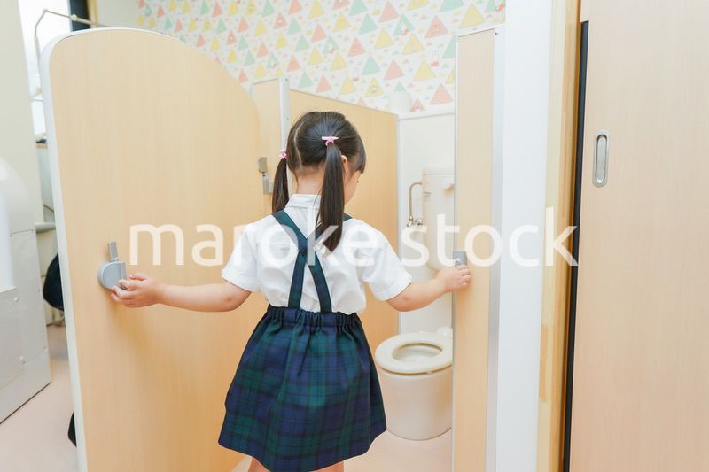 幼稚園でトイレトレーニングをする子供