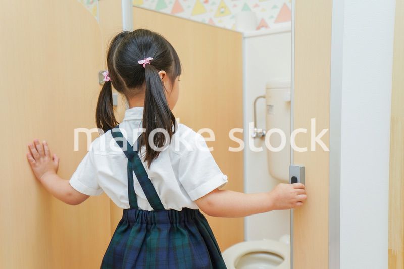 幼稚園でトイレトレーニングをする子供