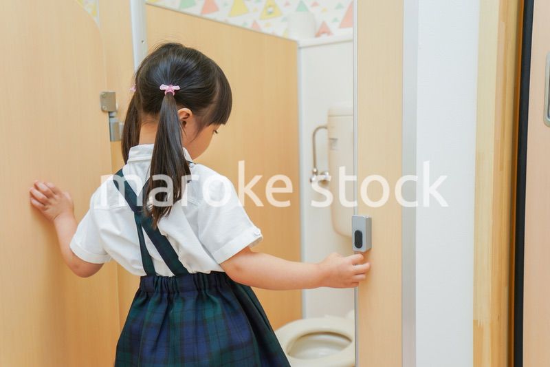 幼稚園でトイレトレーニングをする子供
