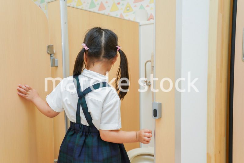 幼稚園でトイレトレーニングをする子供