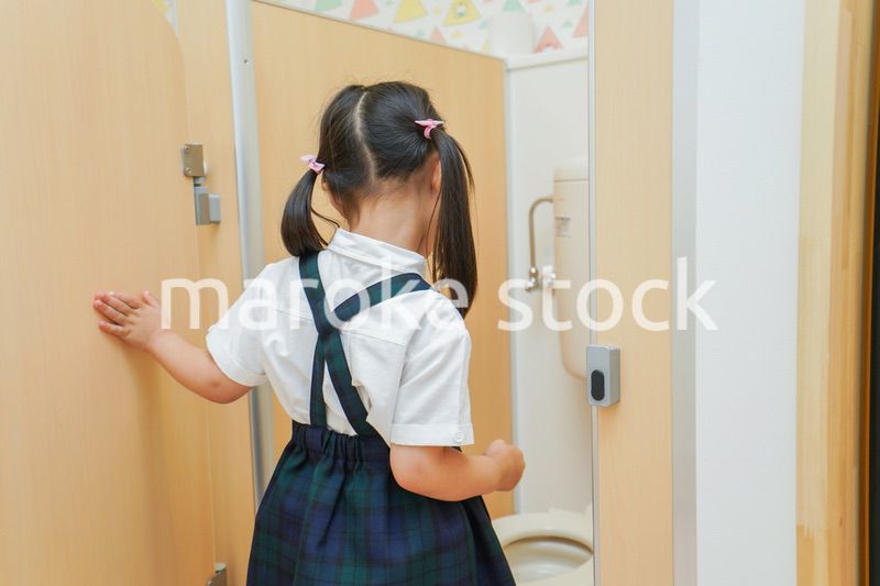 幼稚園でトイレトレーニングをする子供