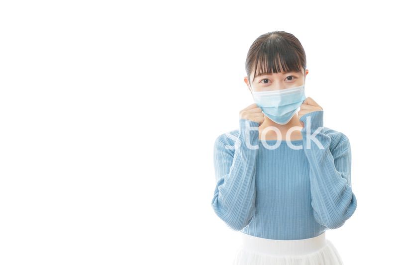 マスクをつけた若い女性