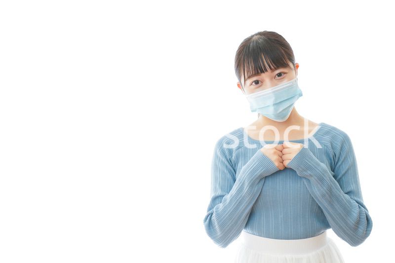 マスクをつけた若い女性