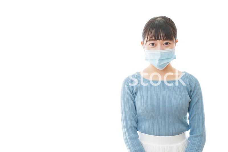 マスクをつけた若い女性