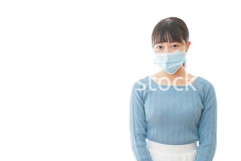 マスクをつけた若い女性