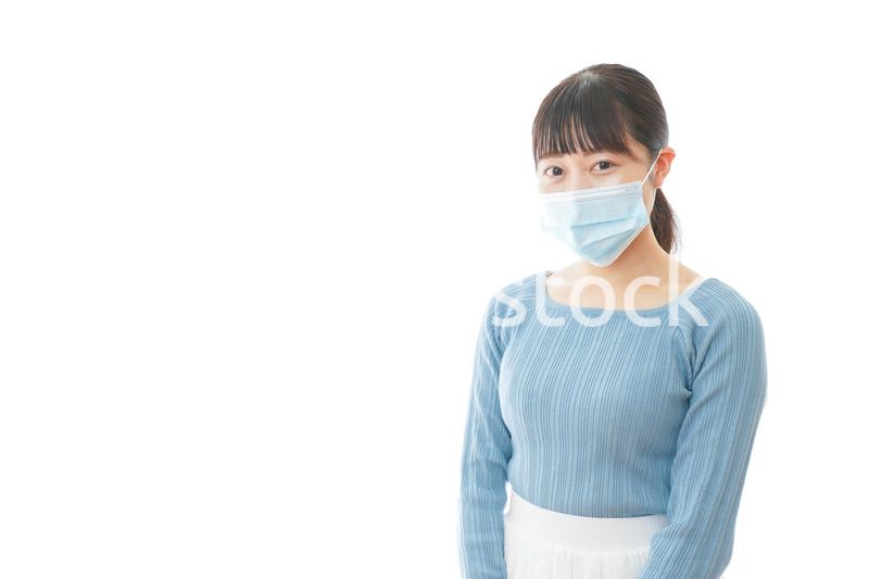 マスクをつけた若い女性