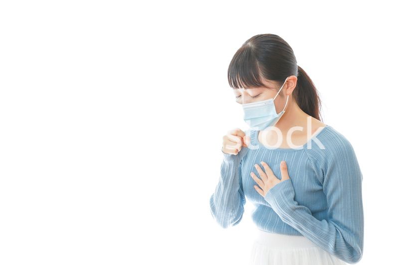 咳の症状が出るマスクを付けた若い女性