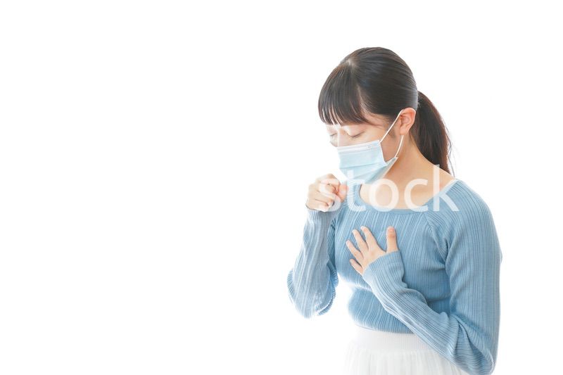 咳の症状が出るマスクを付けた若い女性