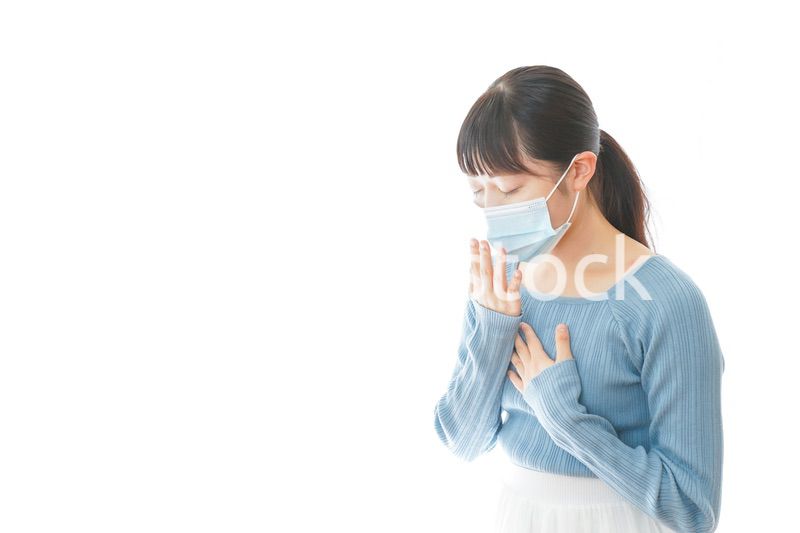 咳の症状が出るマスクを付けた若い女性