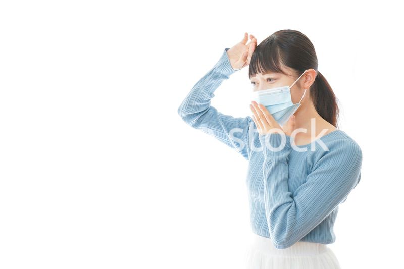咳の症状が出るマスクを付けた若い女性