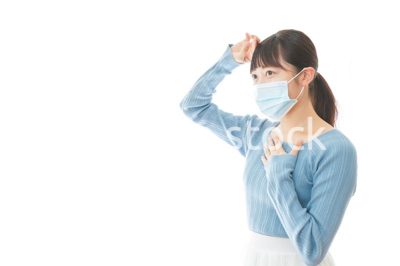 咳の症状が出るマスクを付けた若い女性