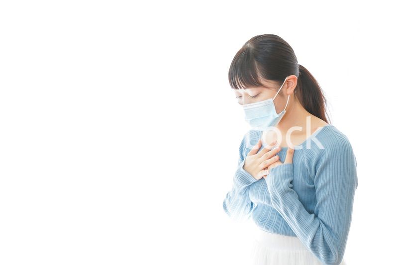 咳の症状が出るマスクを付けた若い女性