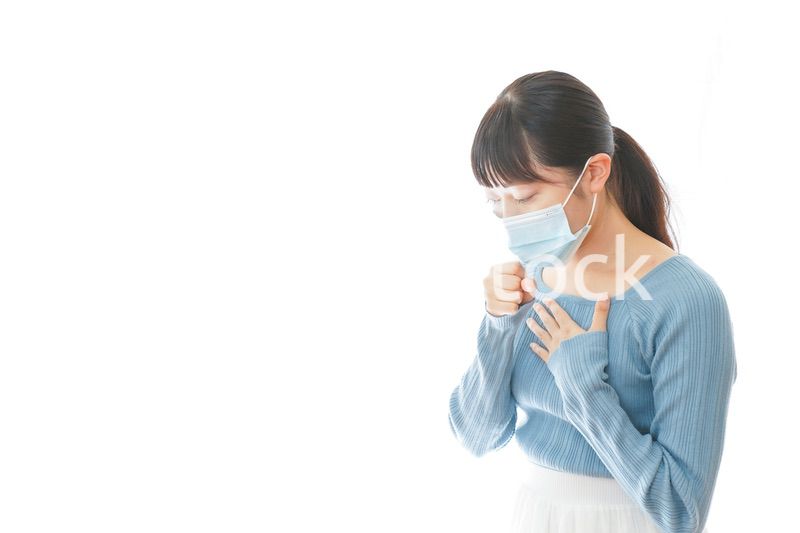 咳の症状が出るマスクを付けた若い女性