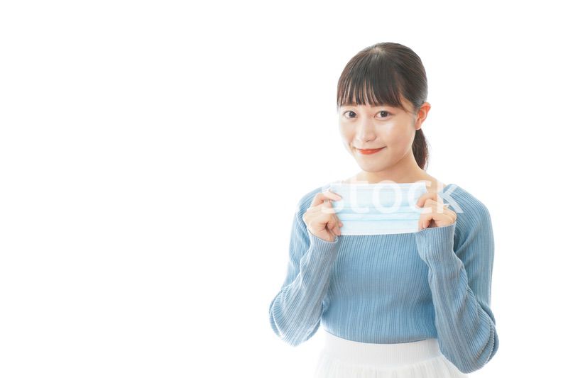 マスクを付けるカジュアルな服装の女性