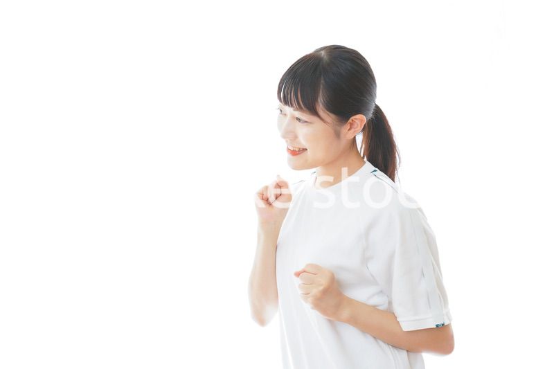 体操服でランニングをする若い女性