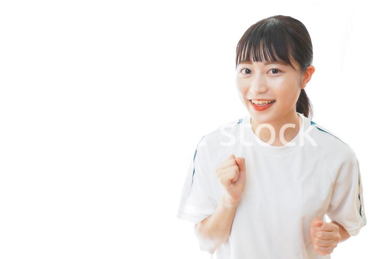 体操服でランニングをする若い女性