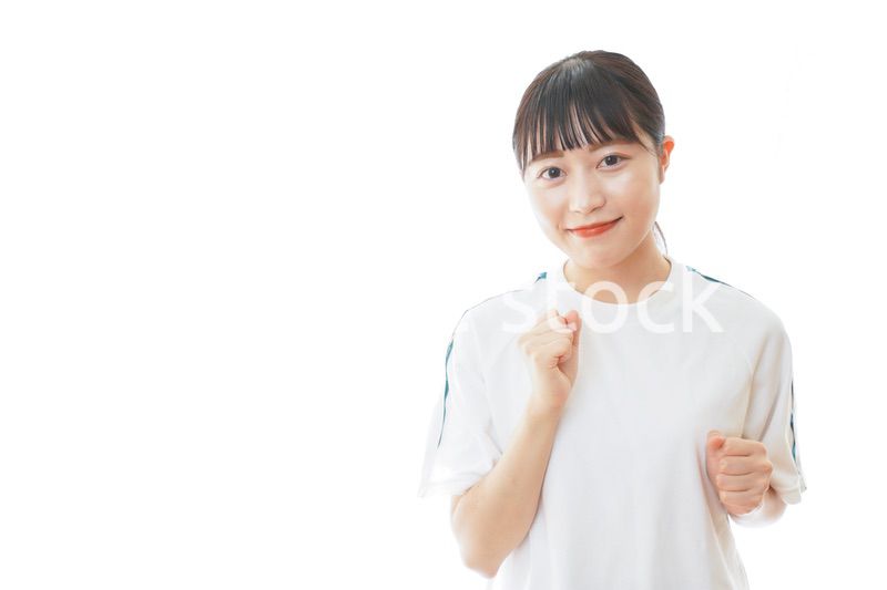 体操服でランニングをする若い女性