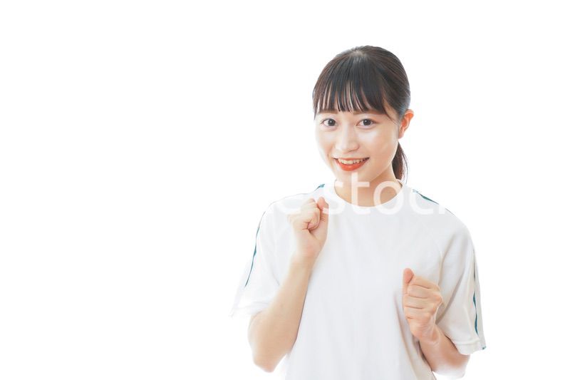 体操服でランニングをする若い女性