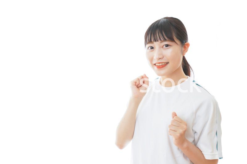 体操服でランニングをする若い女性