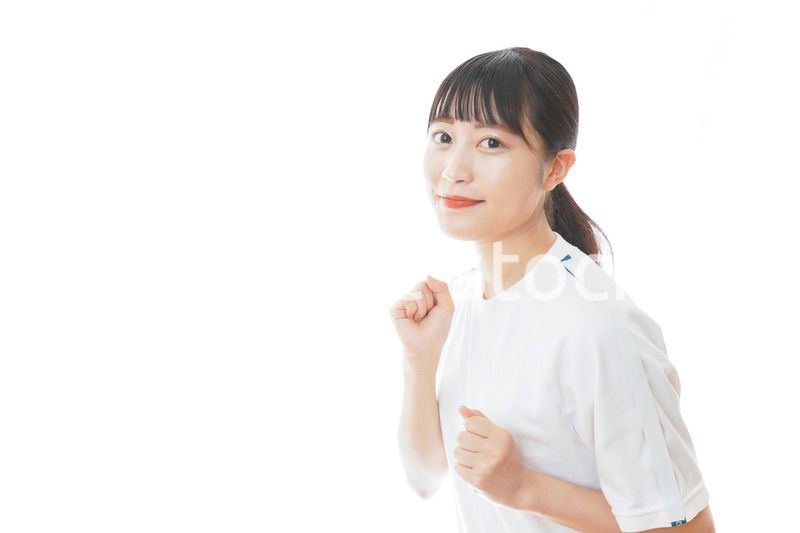 体操服でランニングをする若い女性