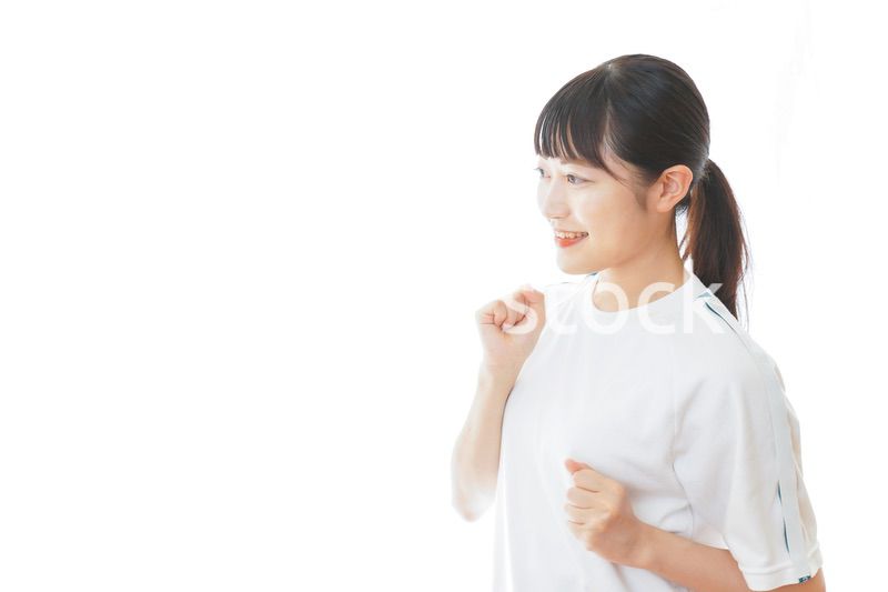 体操服でランニングをする若い女性