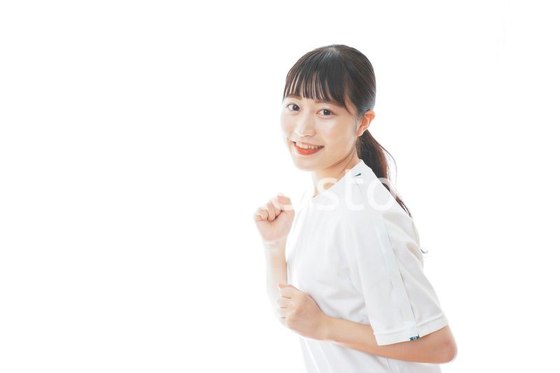 体操服でランニングをする若い女性