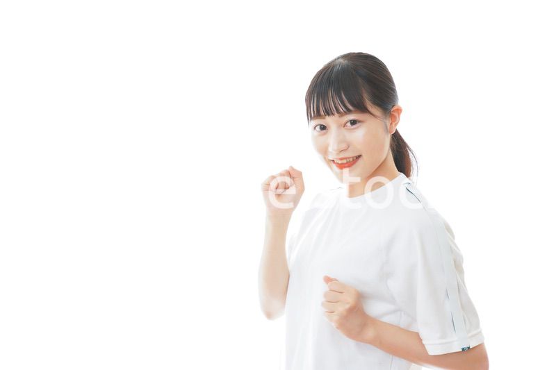 体操服でランニングをする若い女性