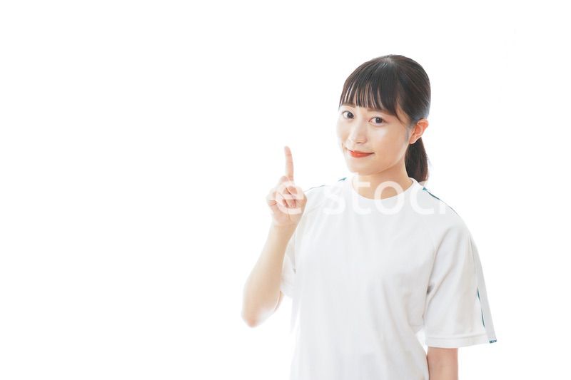 体操服で指をさす若い女子学生