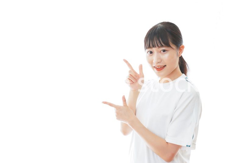 体操服で指をさす若い女子学生