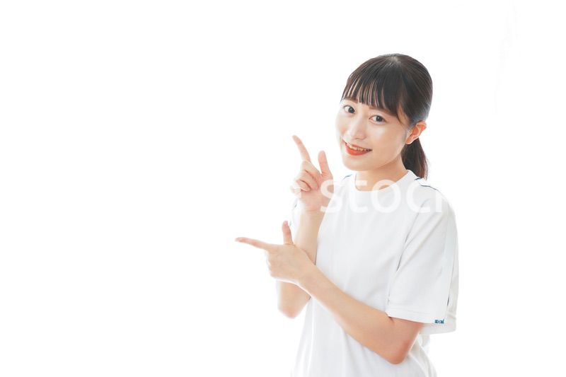 体操服で指をさす若い女子学生