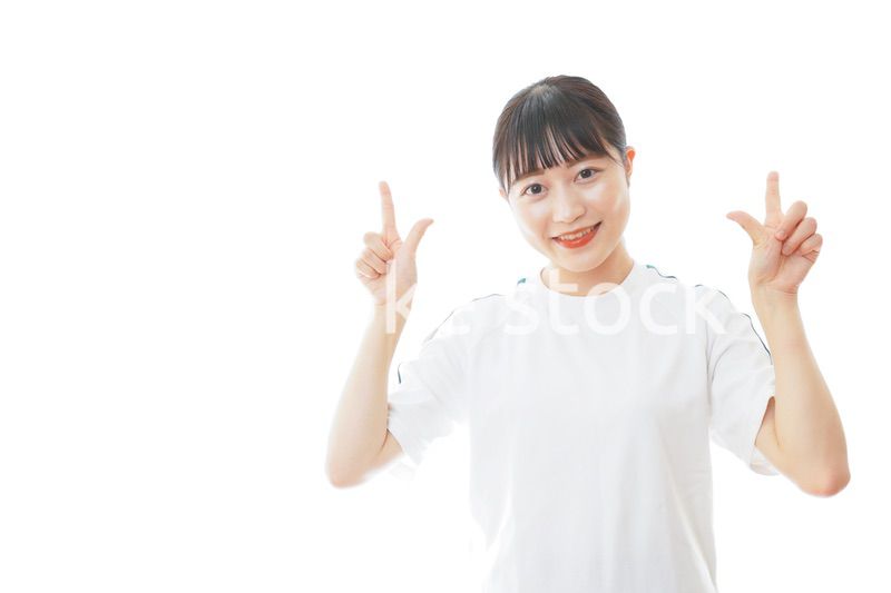 体操服で指をさす若い女子学生