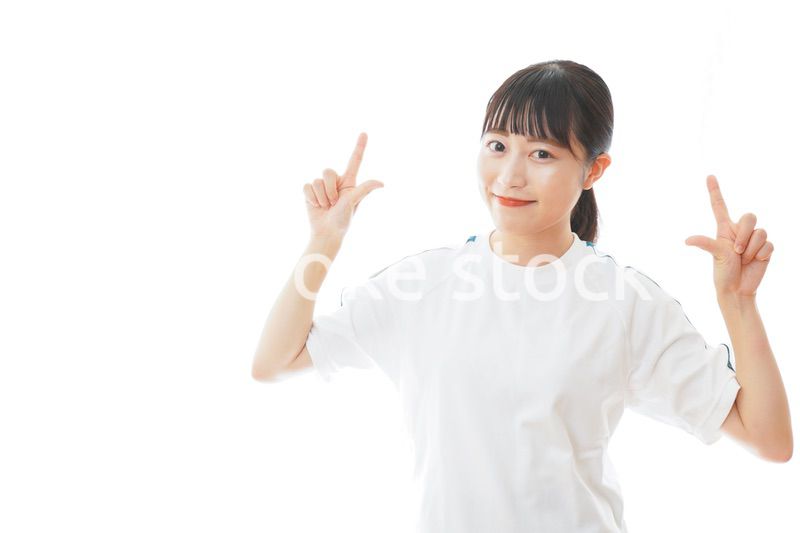 体操服で指をさす若い女子学生