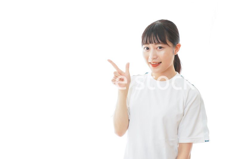 体操服で指をさす若い女子学生