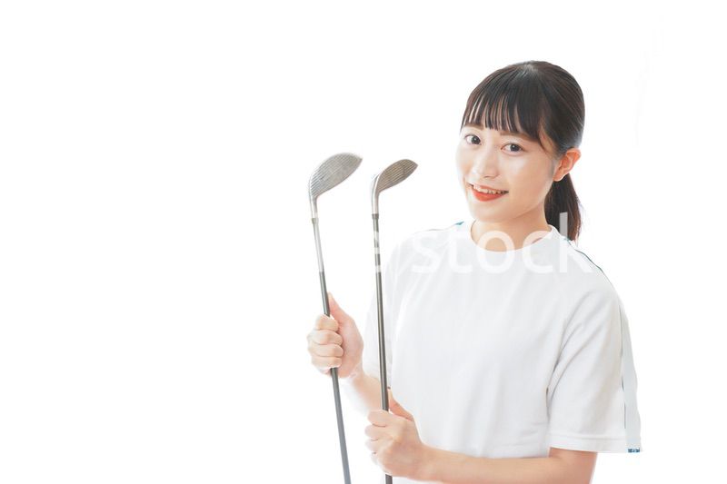 ゴルフクラブを持つ若い女性
