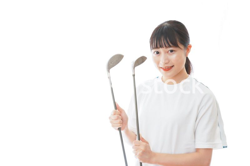 ゴルフクラブを持つ若い女性