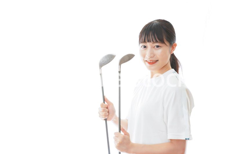 ゴルフクラブを持つ若い女性