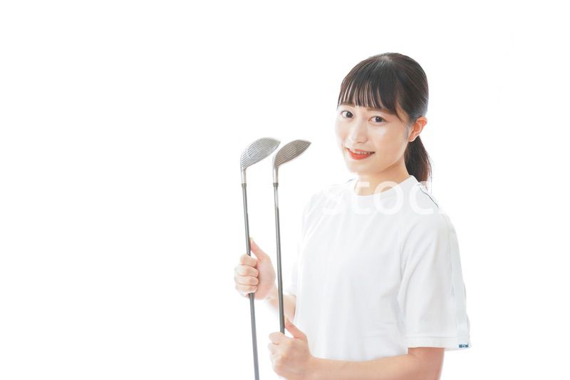 ゴルフクラブを持つ若い女性