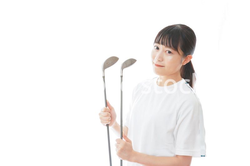 ゴルフクラブを持つ若い女性