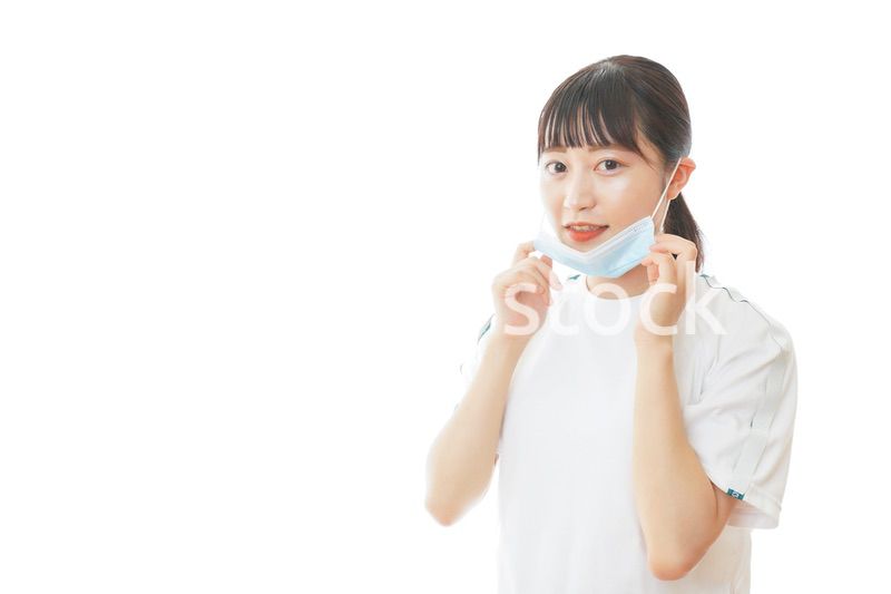 マスクをつけてランニングをする若い学生