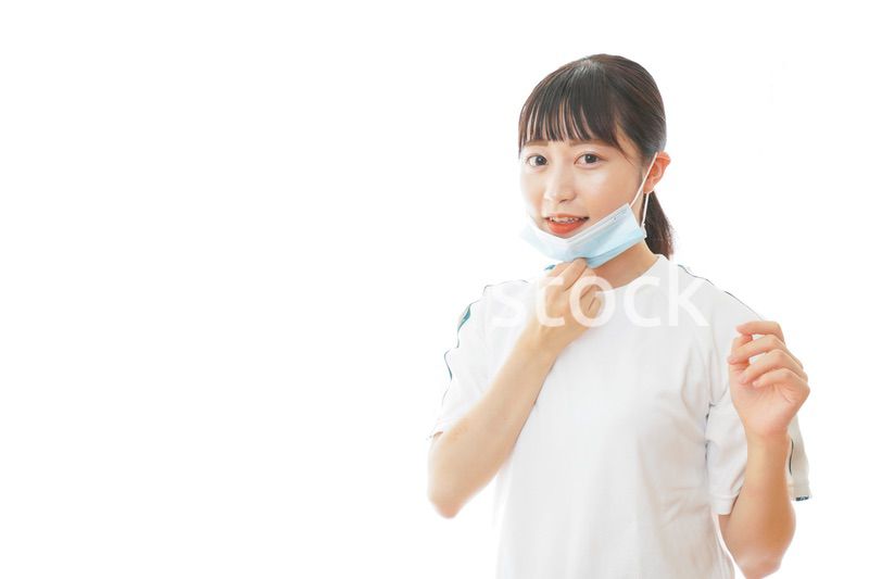 マスクをつけてランニングをする若い学生