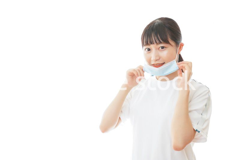 マスクをつけてランニングをする若い学生