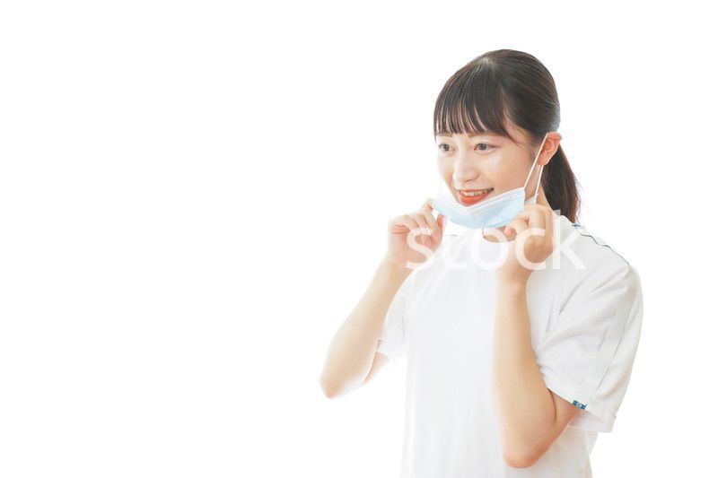 マスクをつけてランニングをする若い学生