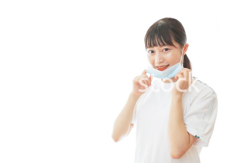 マスクをつけてランニングをする若い学生