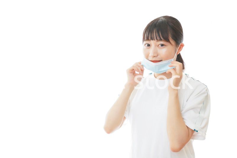 マスクをつけてランニングをする若い学生